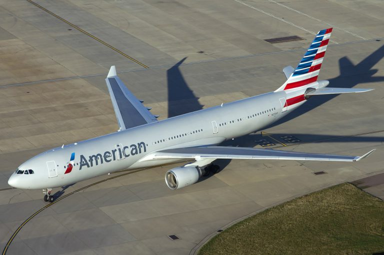 Ataque a una auxiliar de vuelo es “uno de los peores” en la historia de la aerol??nea, dice el CEO de American Airlines