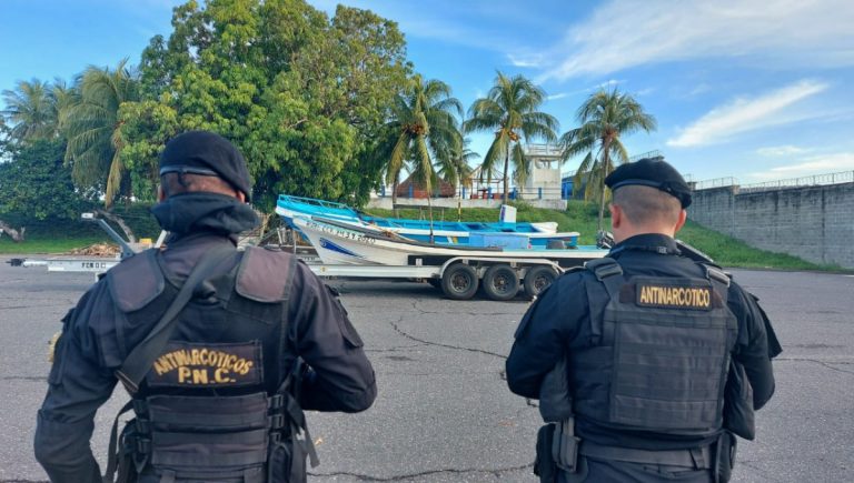 PNC inspecciona lanchas con supuesta droga en el interior