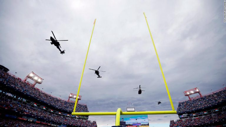 El ej??rcito estadounidense y la FAA investigan el sobrevuelo militar de un partido de la NFL