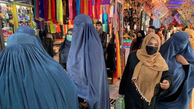 Los talibanes prohibieron a las mujeres viajar m??s de 70 kil??metros sin la compa????a de un hombre de su familia