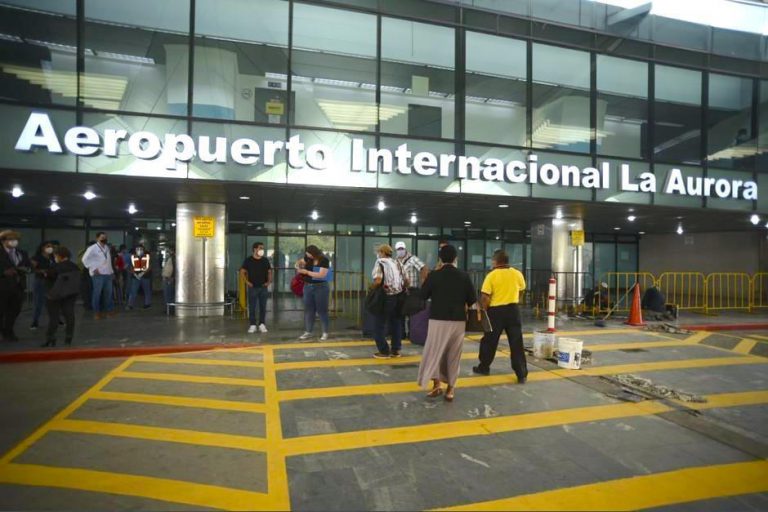 Aeropuerto La Aurora proh??be ventas ambulantes para evitar molestias a turistas