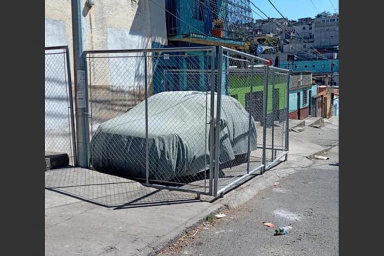 La estrategia de una persona en la zona 18 evitar robos, multas y cepos