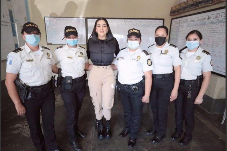 Critican a diputada Patricia Sandoval por lucir costosas botas