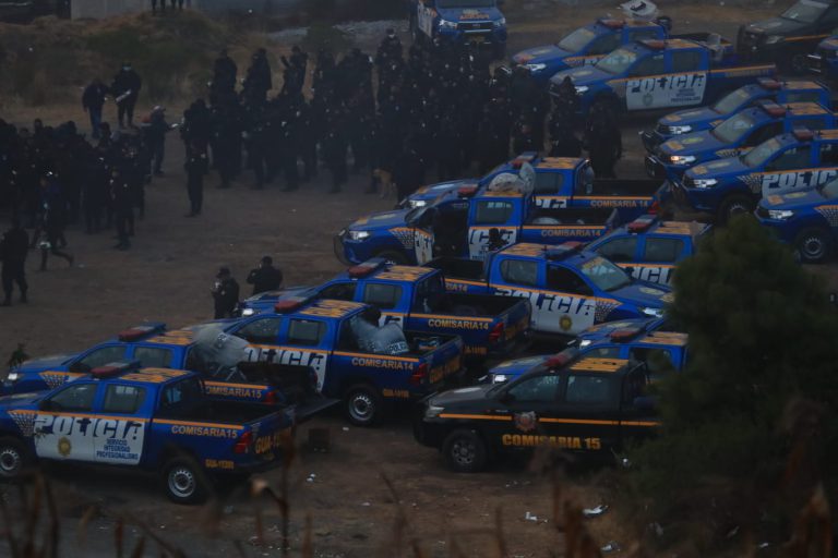 Replegados en un campamento improvisado, agentes de la PNC sopesan sobre ataques de pobladores de Nahual??