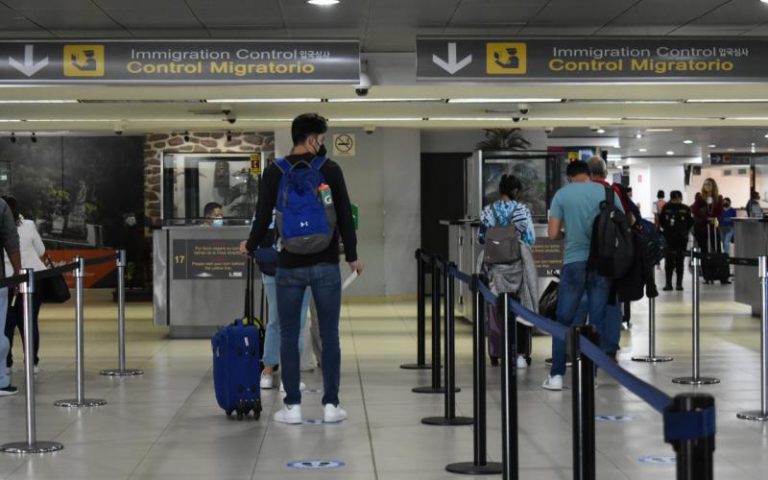 Capturan en el Aeropuerto La Aurora a narcotraficante requerido por EE. UU.