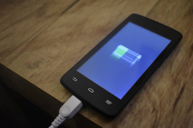 La raz??n por la que debes evitar cargar tu celular en tu cama