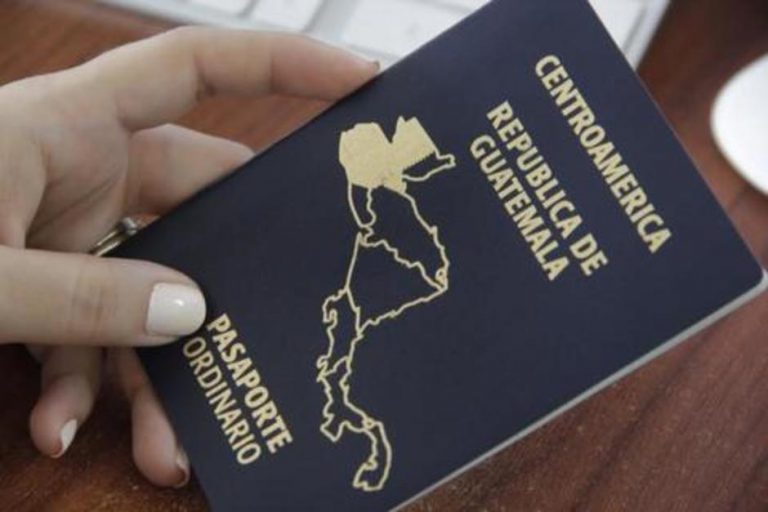 Cuatro personas fueron estadas al tramitar pasaporte
