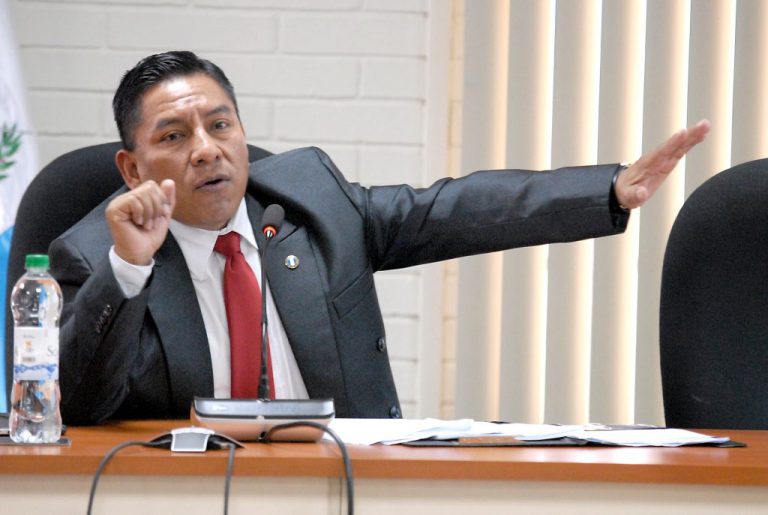 Juez Xitumul presenta amparo contra la CSJ por retiro de antejuicio y se??ala que procesos que conoce est??n en riesgo