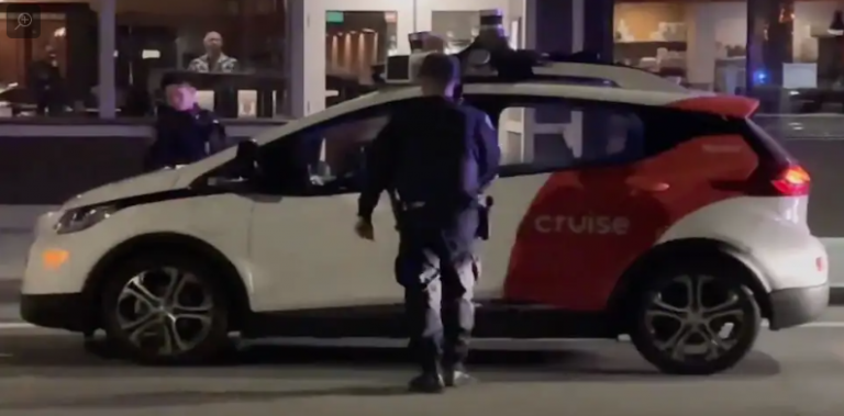 La polic??a de San Francisco detiene un taxi aut??nomo sin nadie en su interior. El taxi arranca y sale de la escena