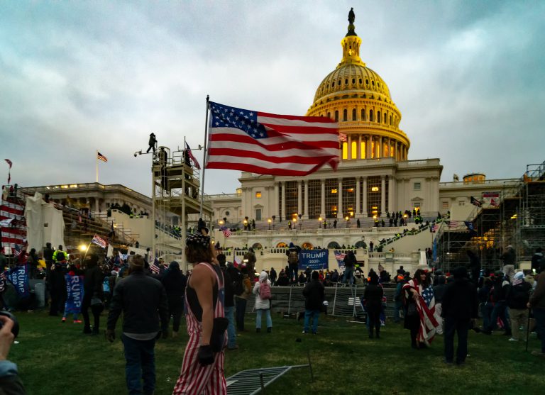 Condenan a expolic??a de Nueva York por agresi??n contra agente en asalto al Capitolio
