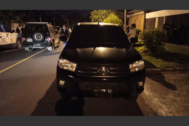 Los carros sin placas en el allanamiento de la casa de Jos?? Rub??n Zamora
